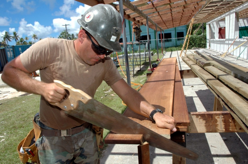 charpentier-ENTRECASTEAUX-min_worker_construction_building_carpenter_male_job_build_helmet-893290